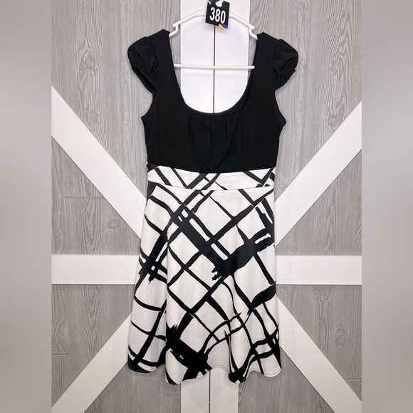 XOXO Dresses & Skirts - 380. XOXO Juniors B&W Dress w/Side zipper.
